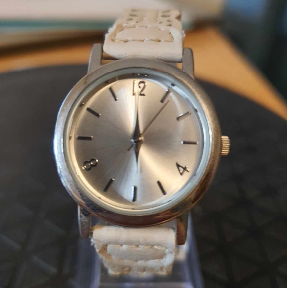 🦋10/$20🦋 FMDX296 Silver/Tan Leather Women's Watch - Picture 1 of 4